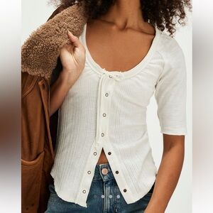 The Free Daisy tee / Women's White Button-Up Top